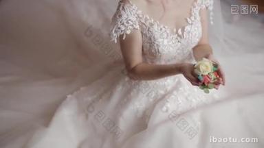 新娘手里拿着结婚花束。婚礼早上。慢动作